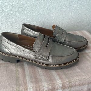 Aetrex Collette Brushed Silver loafers sz 38 pristine condition
